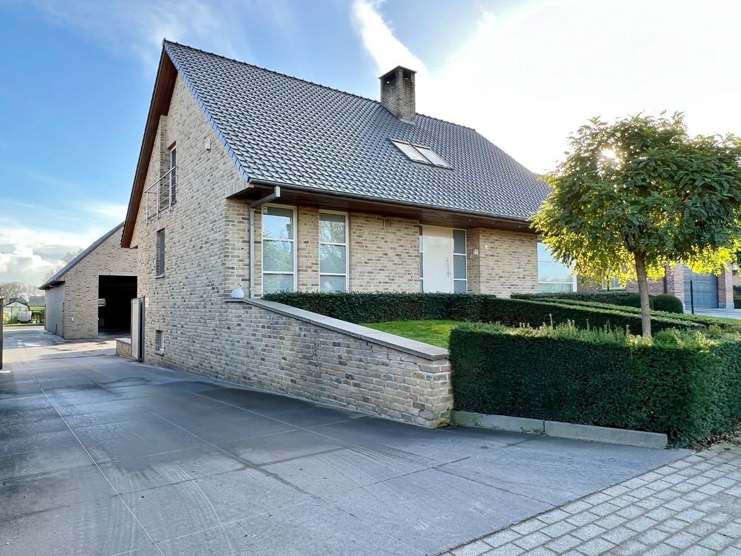Moderne villa met dubbele garage, kleine loods en zonnige afgesloten tuin.  foto 2