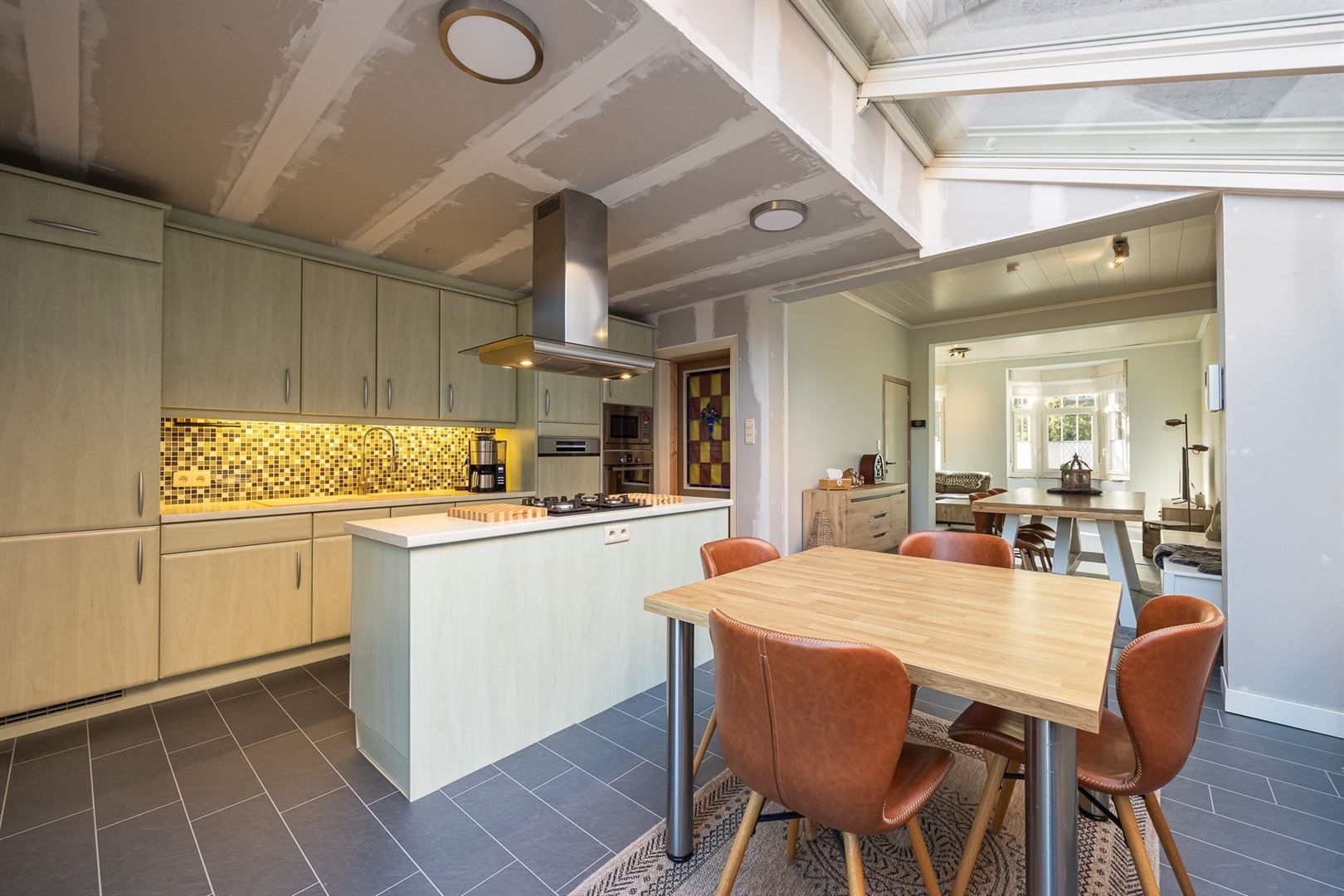 Instapklare halfopen woning in het hart van Kapellen foto 8