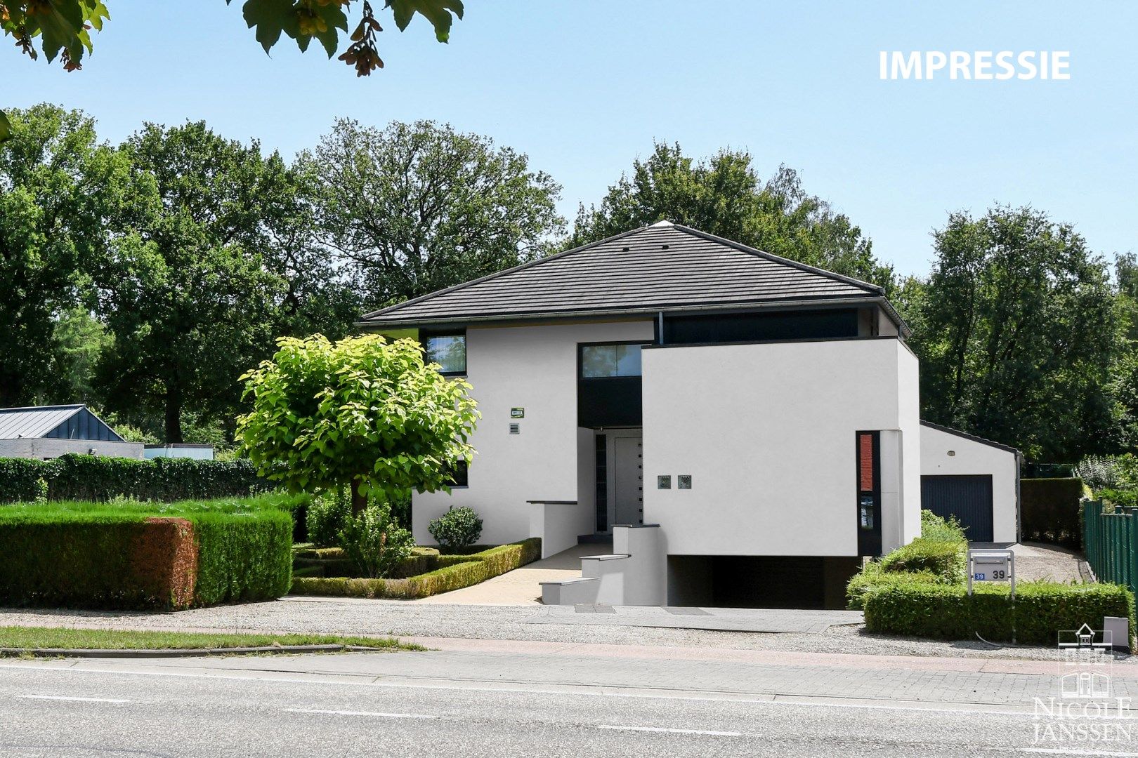 Hedendaagse gezinswoning met vier slaapkamers en verzorgde tuin foto 1