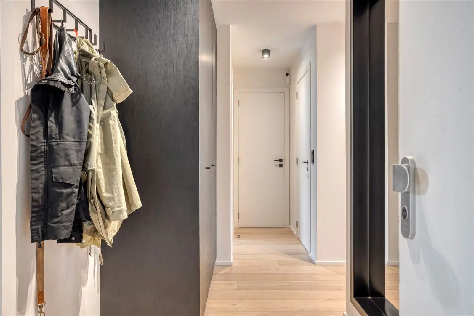 Prachtig recent gelijkvloers appartement met 2 slaapkamers, tuin en parking foto 4