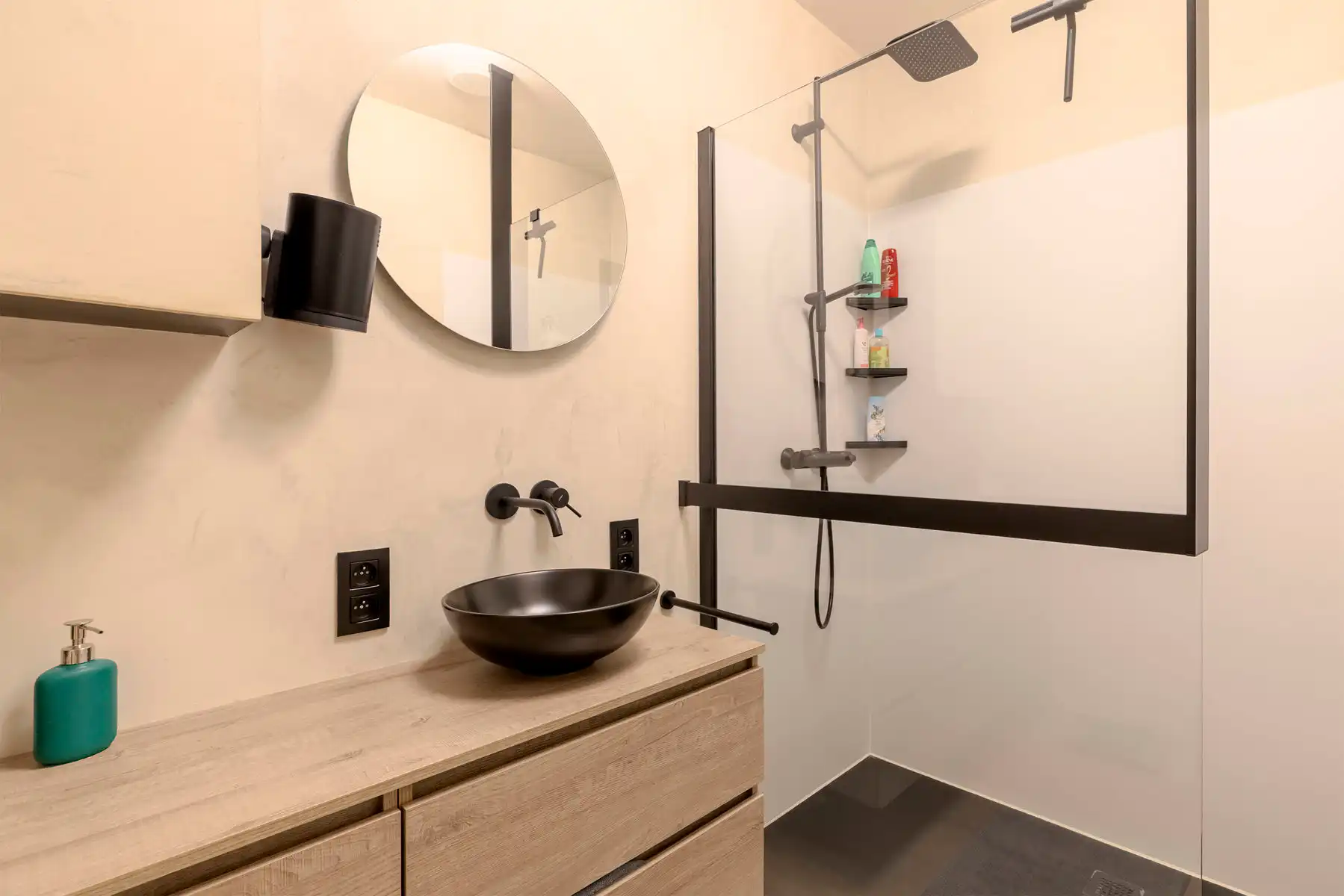Instapklaar gelijkvloers appartement met carport, berging, luxe afwerking en aangelegde tuin foto 15