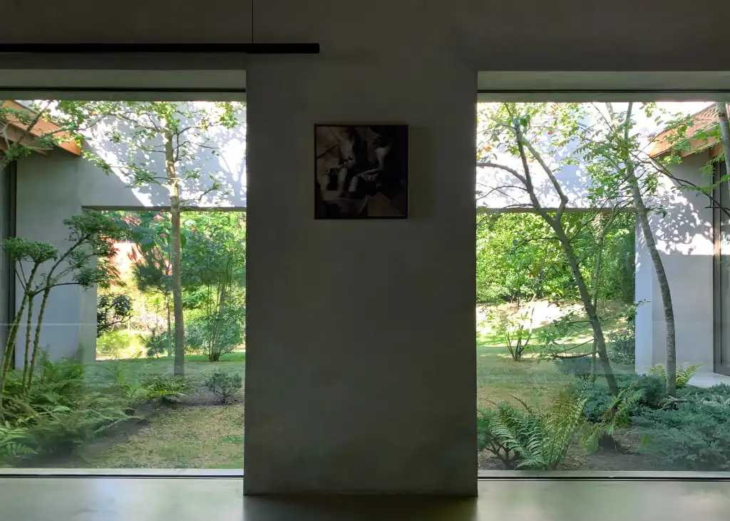 Architecturale laagbouwvilla met binnenzwembad en unieke beleving met het omliggende landschap. foto 12