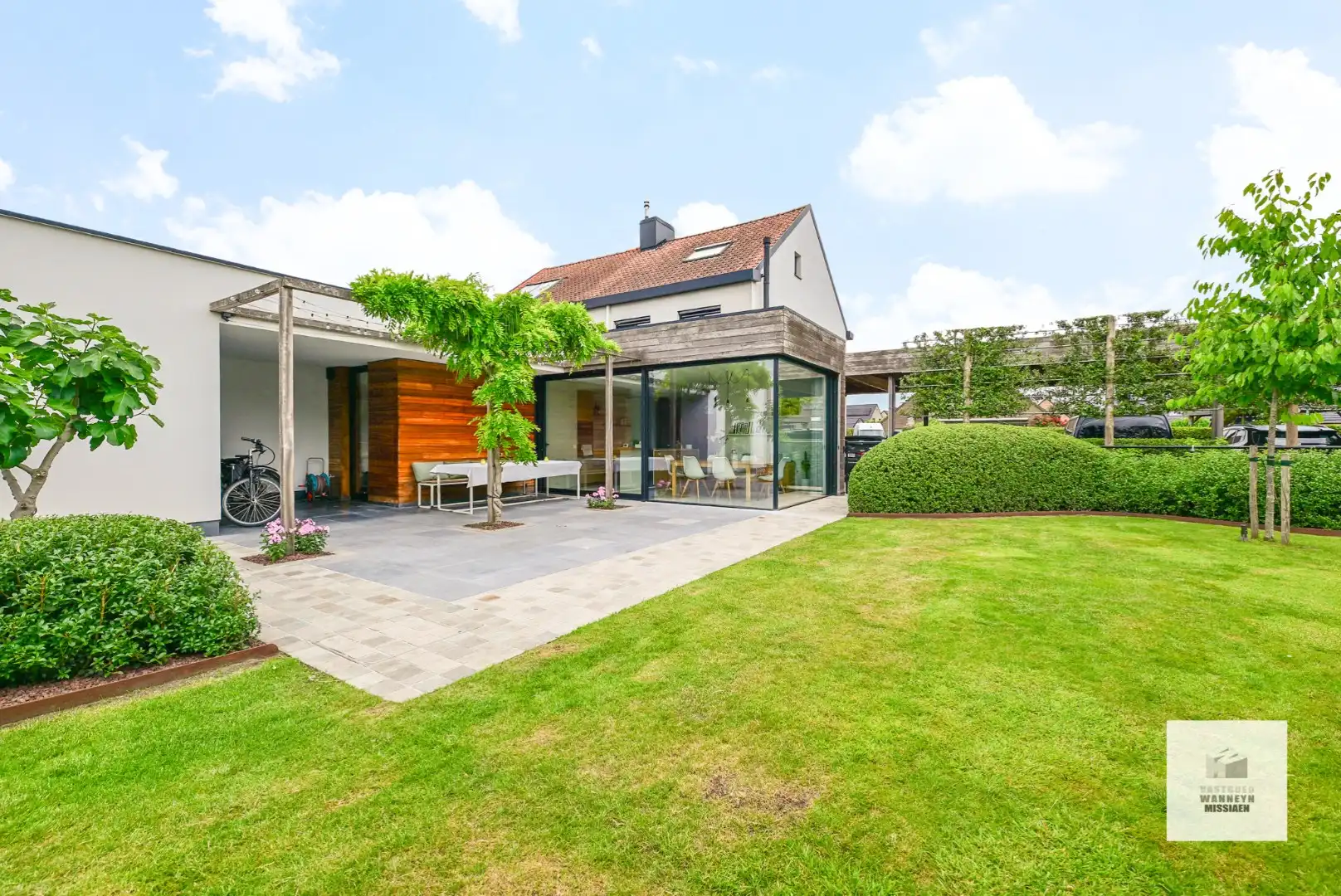 Energiezuinige woning met 4 slaapkamers, prachtige tuin met grote/hoge carport . foto {{pictureIndex}}
