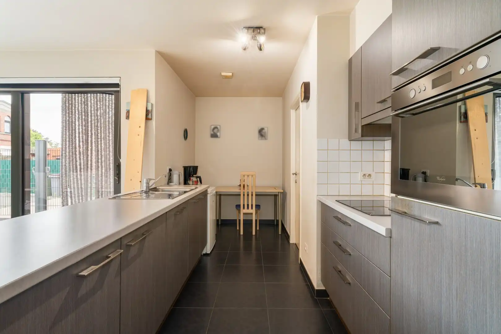 Gelijkvloers 2 slaapkamer appartement met tuin en parkeerplaats. foto 9