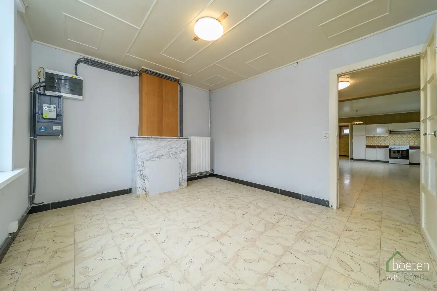 ALVERINGEM: Landhuis met conformiteitsattest, 2 (mog. 3) slaapkamers, interessant bijgebouw en dubbele garage met tuin op 795m² grondopp. foto 5