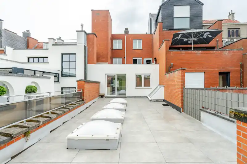 Genoveerd appartement met drie slaapkamers en groot terras foto 12