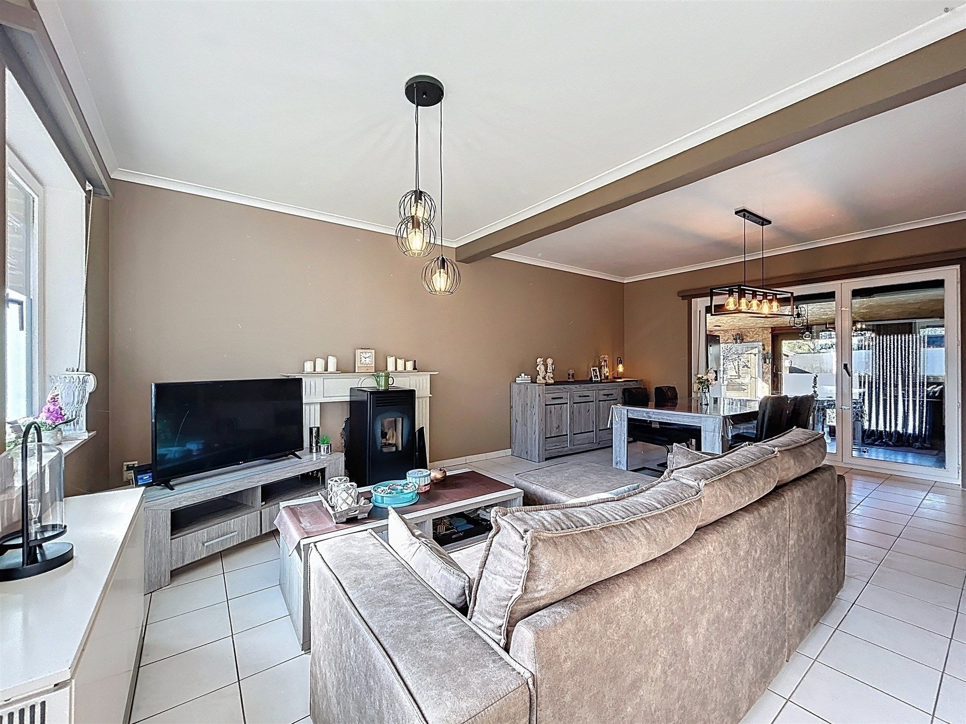 open bebouwing met 2 slaapkamers en garage op perceel van 677m²  foto 3
