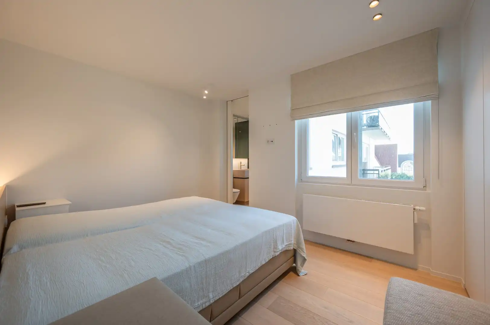 Luxueus gerenoveerd hoekappartement met zeezicht vlakbij de wandeldijk in het Zoute. foto 24