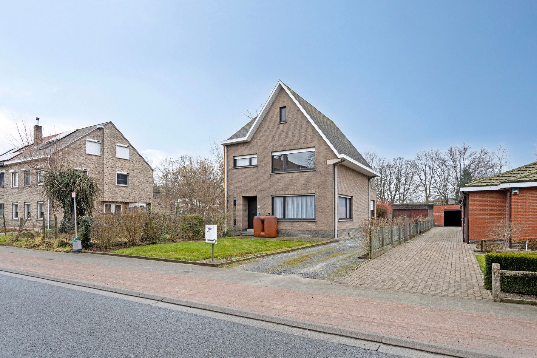 Gezinswoning met 3 slpk, grote tuin, garage en staanplaatsen foto 2