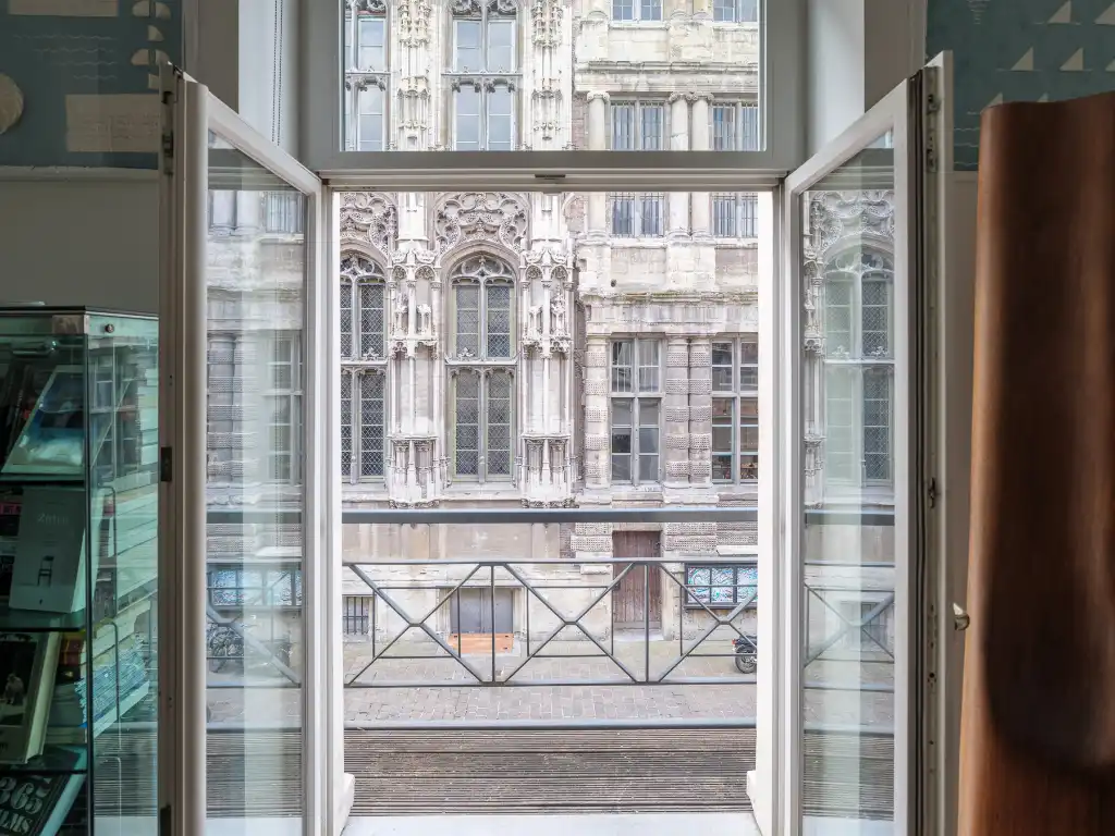 Karaktervol herenhuisappartement met terras en zicht op het stadhuis foto 2