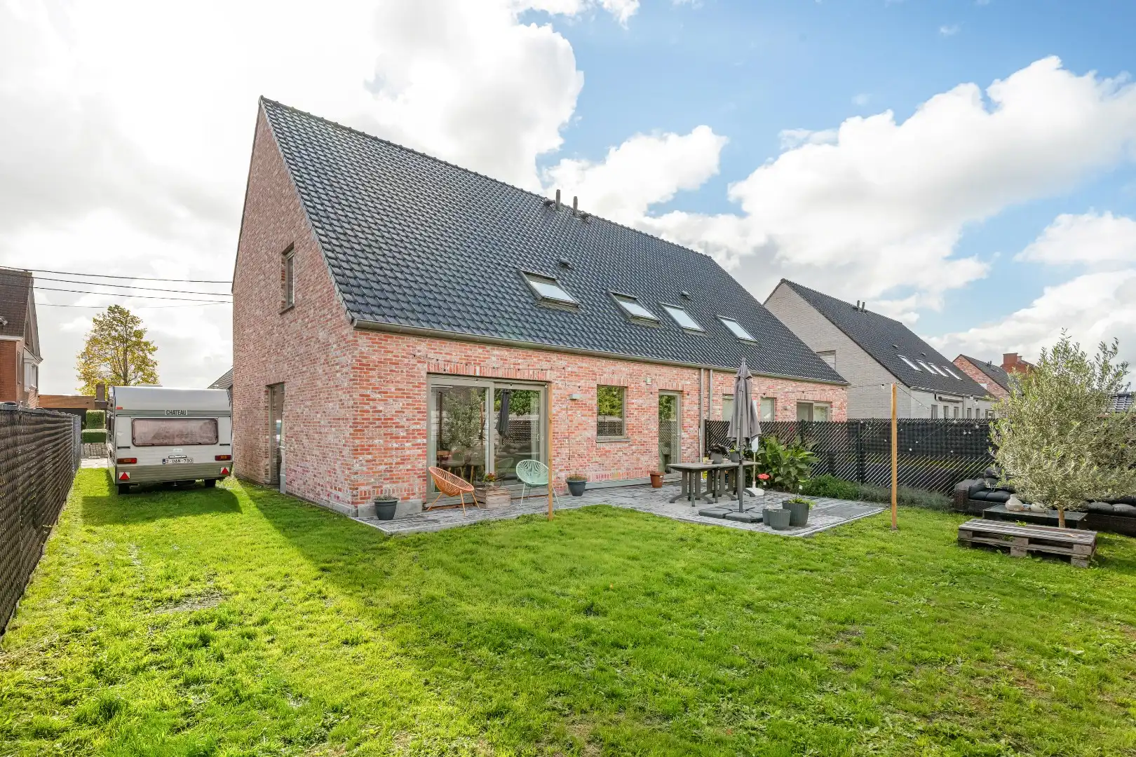 Instapklare halfopen woning met 4 slaapkamers, garage en tuin in Moorslede  foto {{pictureIndex}}