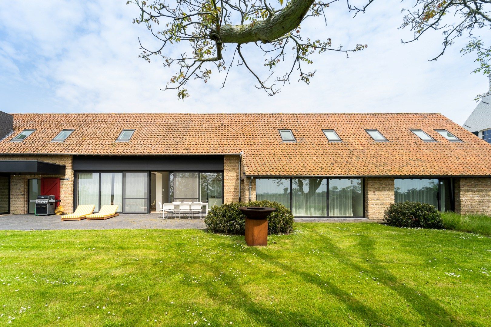 Prachtig gerenoveerde hoeve met panoramisch zicht over de polders foto 8