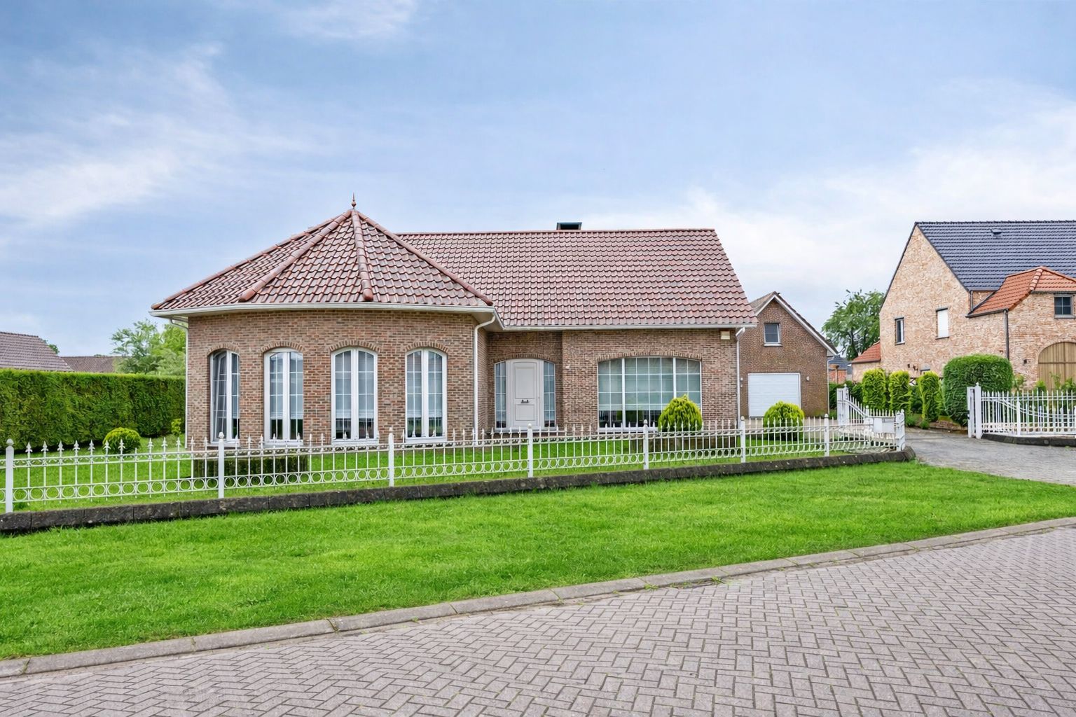 Instapklare laagbouwwoning op perceel van 1903m² foto {{pictureIndex}}