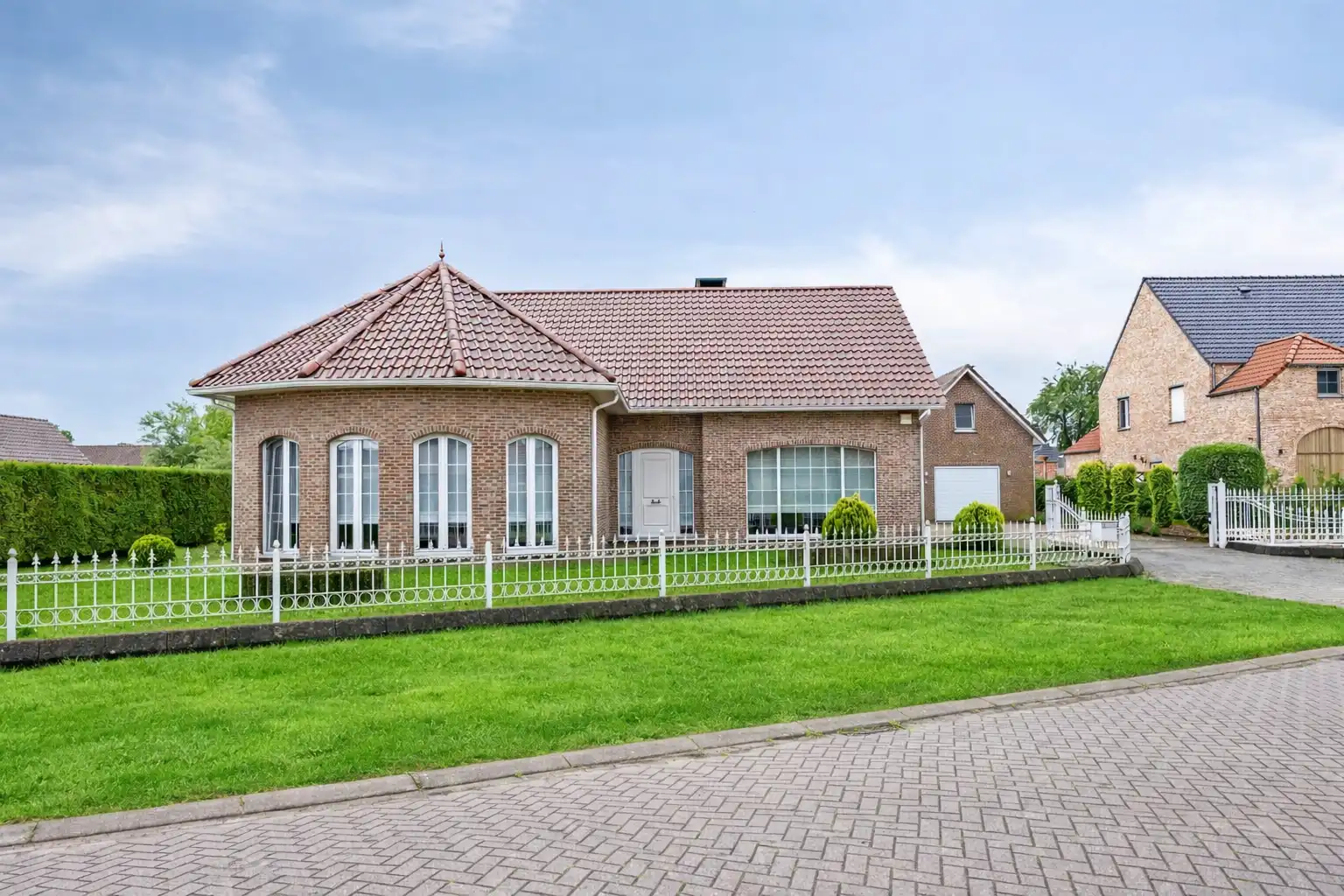 Instapklare laagbouwwoning op perceel van 1903m² foto {{pictureIndex}}
