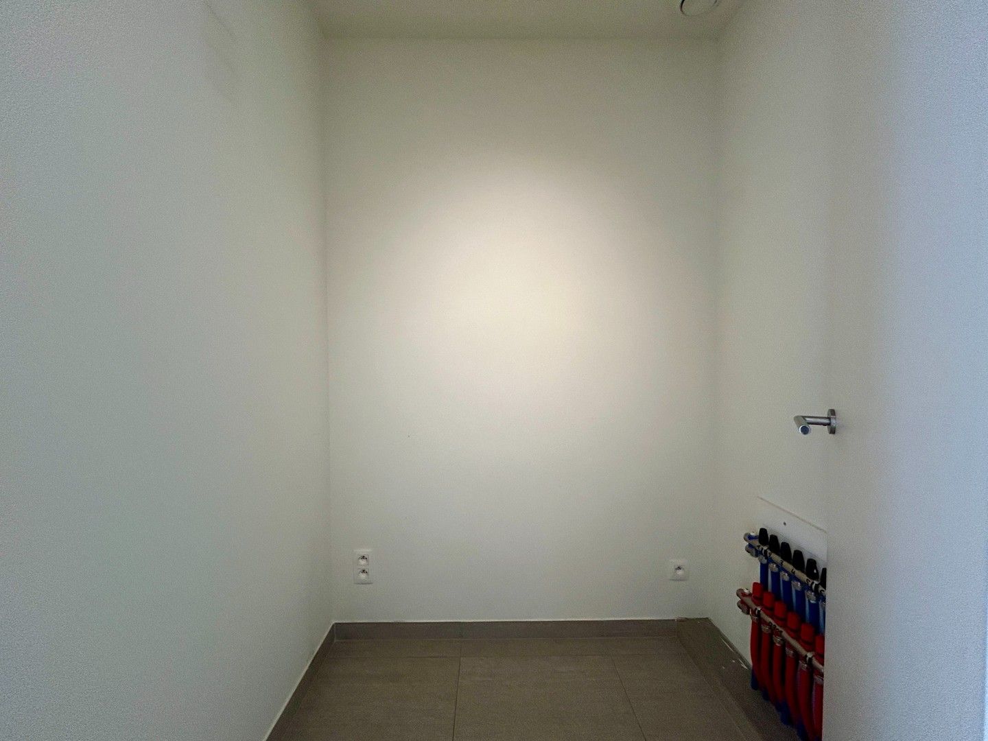 Instapklaar twee-slaapkamerappartement met zicht op stadspark te centrum Roeselare! foto 9