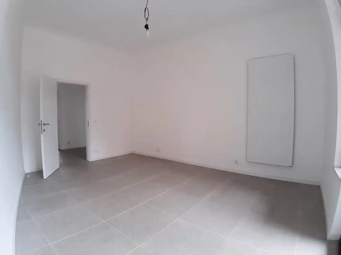Zeer ruim gerenoveerd appartement te Hasselt foto 8