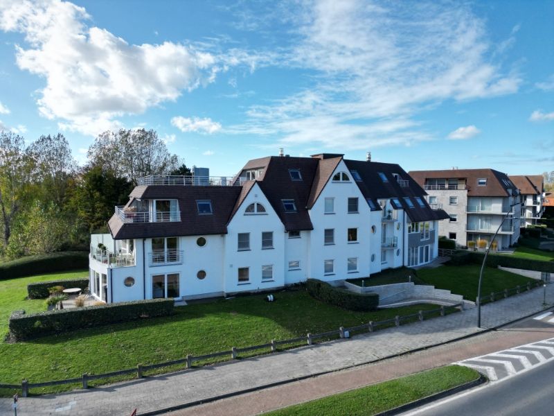Ruim en en luxueus villa-appartement gelegen in een stijlvolle residentie vlakbij de historische windmolen Zuid-Abdijmolen! foto {{pictureIndex}}