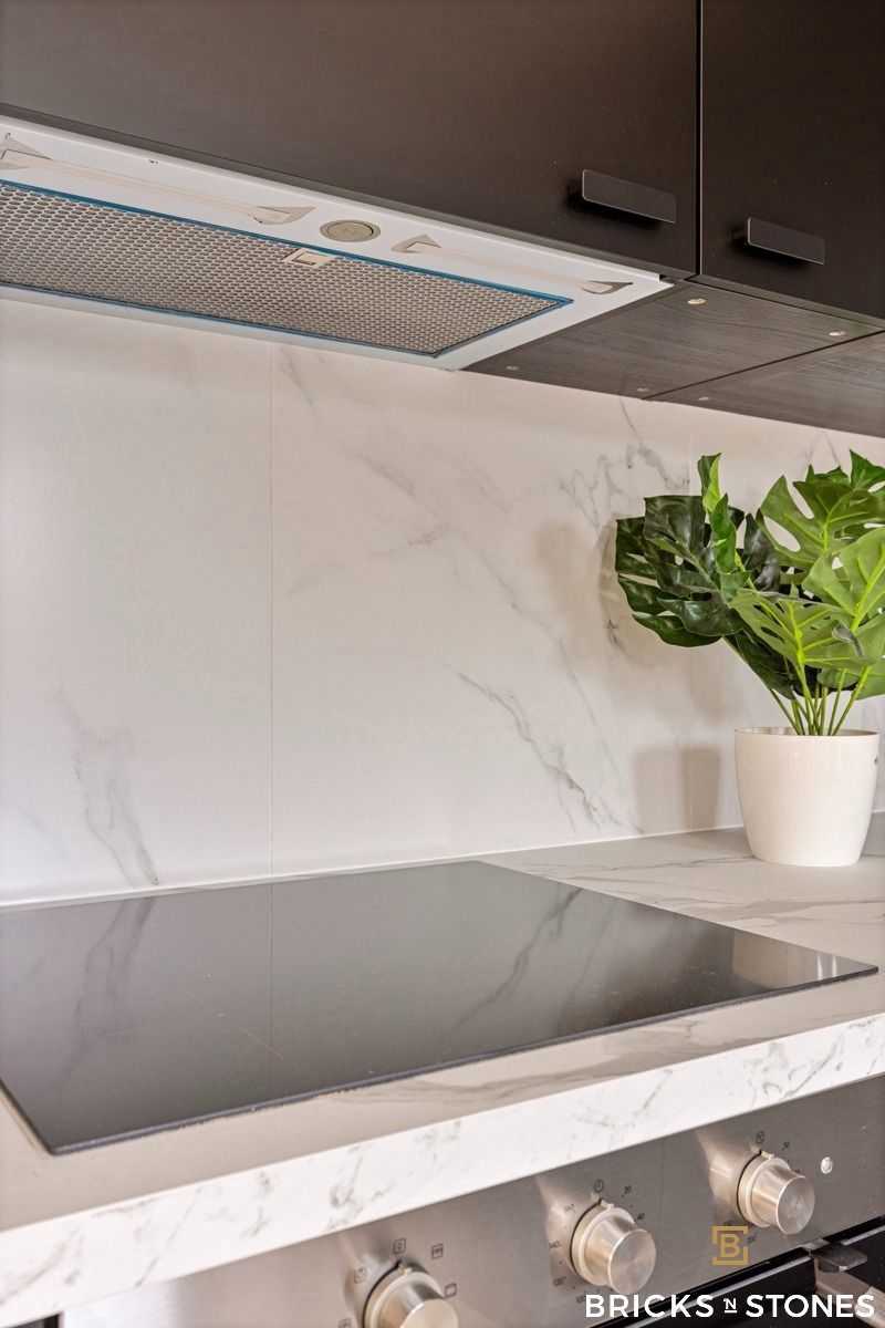 Zeer ruime halfopen bebouwing met praktrijkruimte en prachtige tuin foto 6