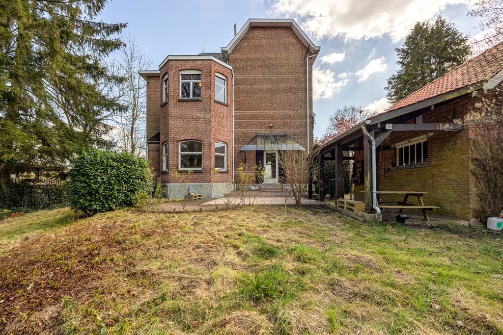 Unieke herenwoning met veel potentieel foto 6