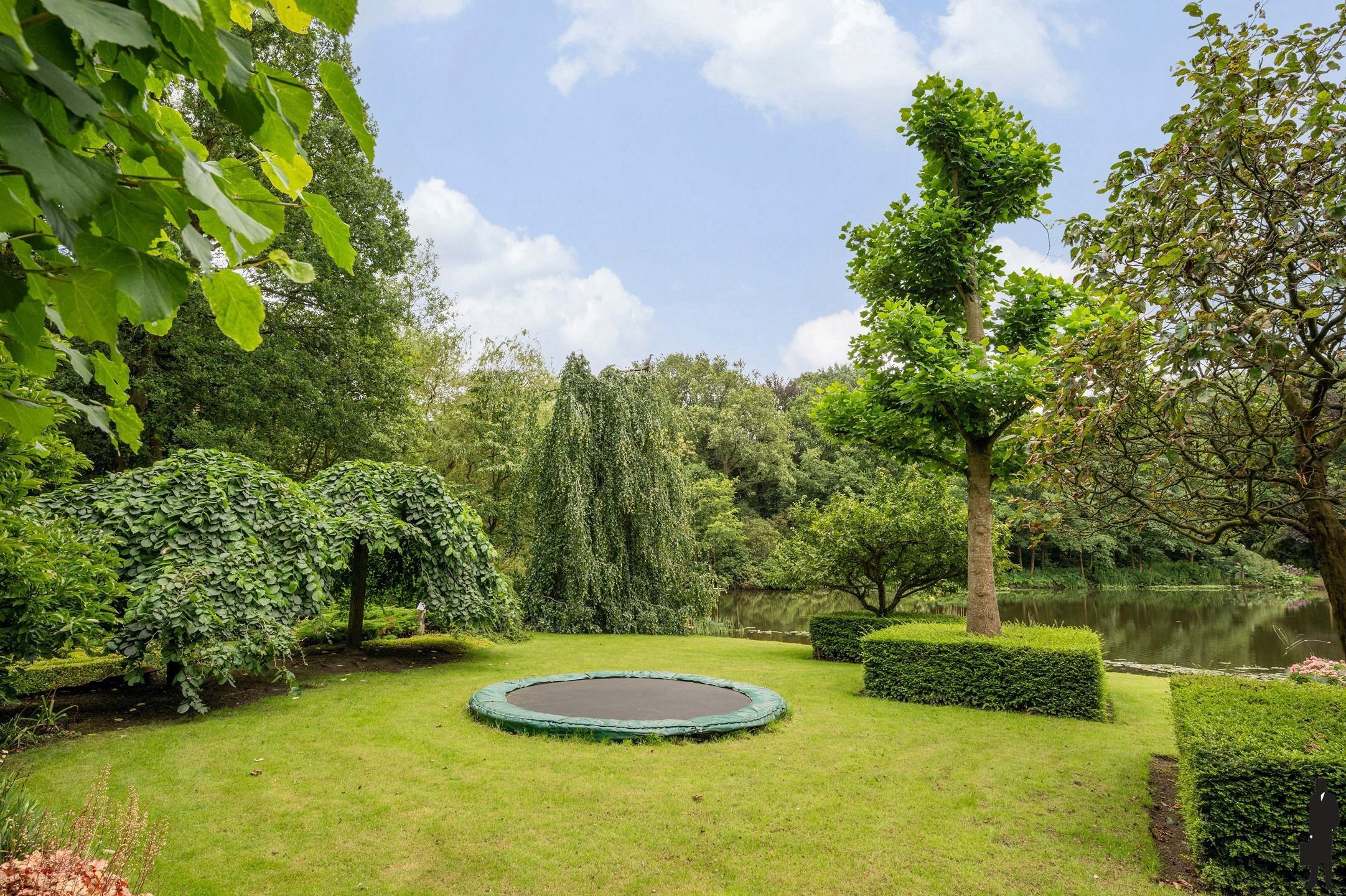 Unieke en zéér centraal gelegen villa op een parkdomein van ca. 9.847 m²! foto 39