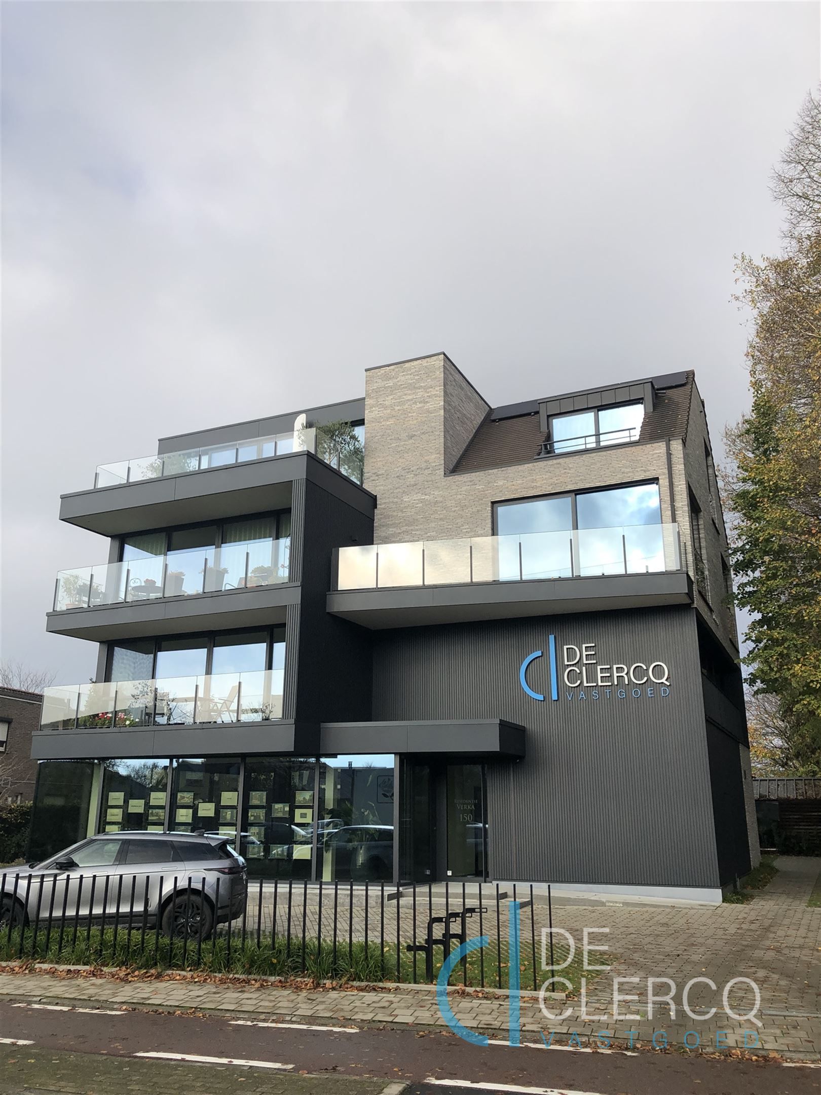 Prachtig instapklaar en luxueus afgewerkt duplex-appartement in het centrum van Lochristi! foto {{pictureIndex}}