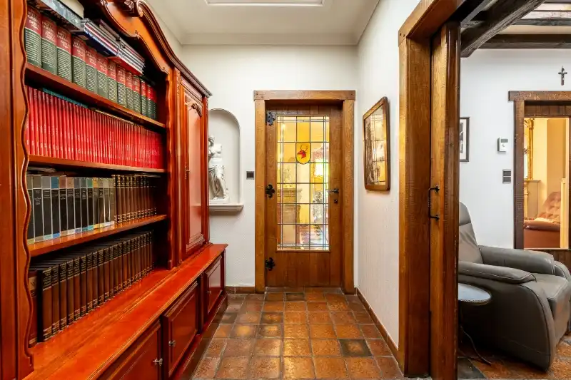 Centraal gelegen ruime woning met 4 slaapkamers. foto 8
