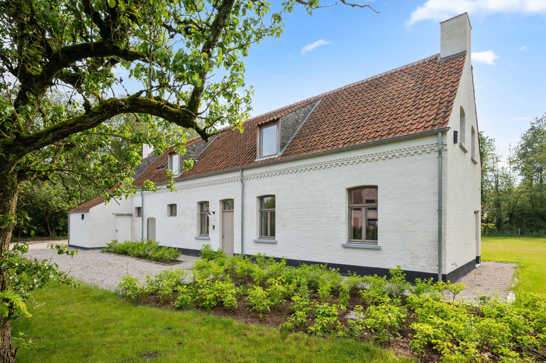 Exclusieve gerenoveerde hoeve te PUTTE op 3.258 m2 foto 2