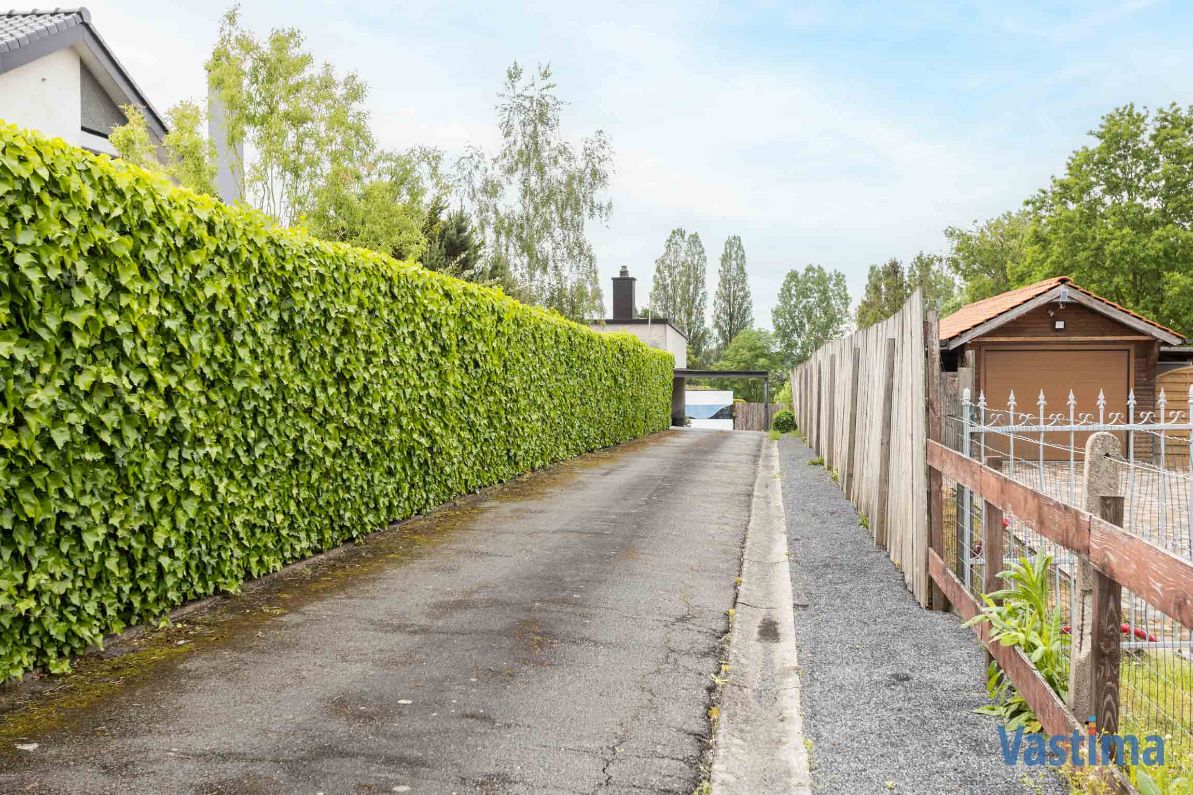 Modernistische Villa met zwembad in een oase van groen foto 4