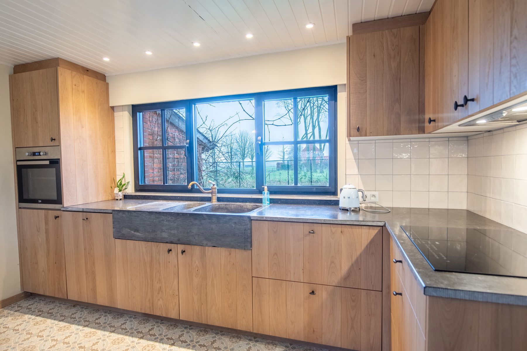 Gedeeltelijk gerenoveerd huis met bijgebouw, groen uitzicht foto 9