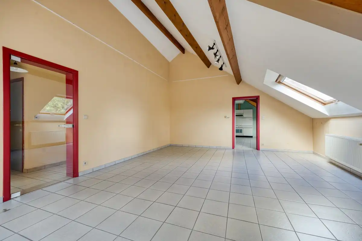 Ruim dakappartement in kleine residentie foto 4