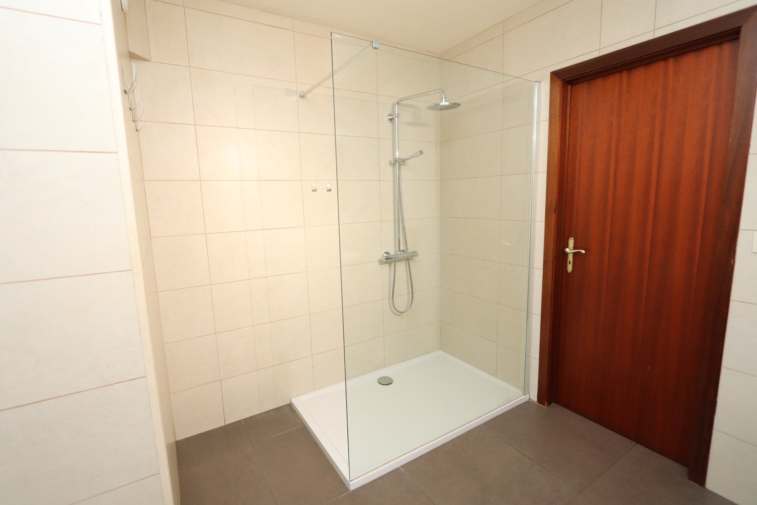 CENTRAAL GELEGEN, RUIM APPARTEMENT MET GARAGE foto 13