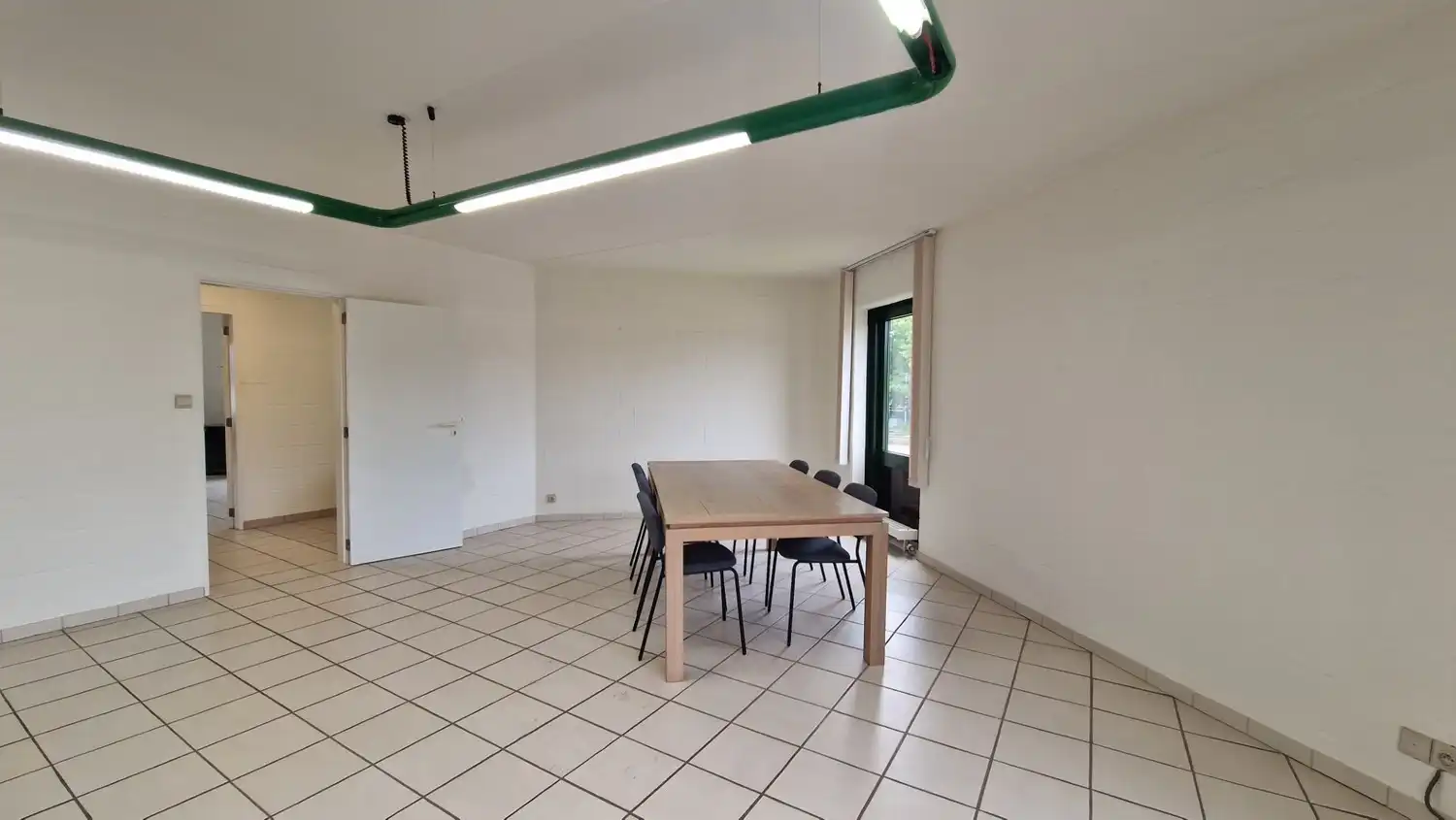Kantoorruimtes met sanitair, kitchenette en parkeerplaatsen foto 14