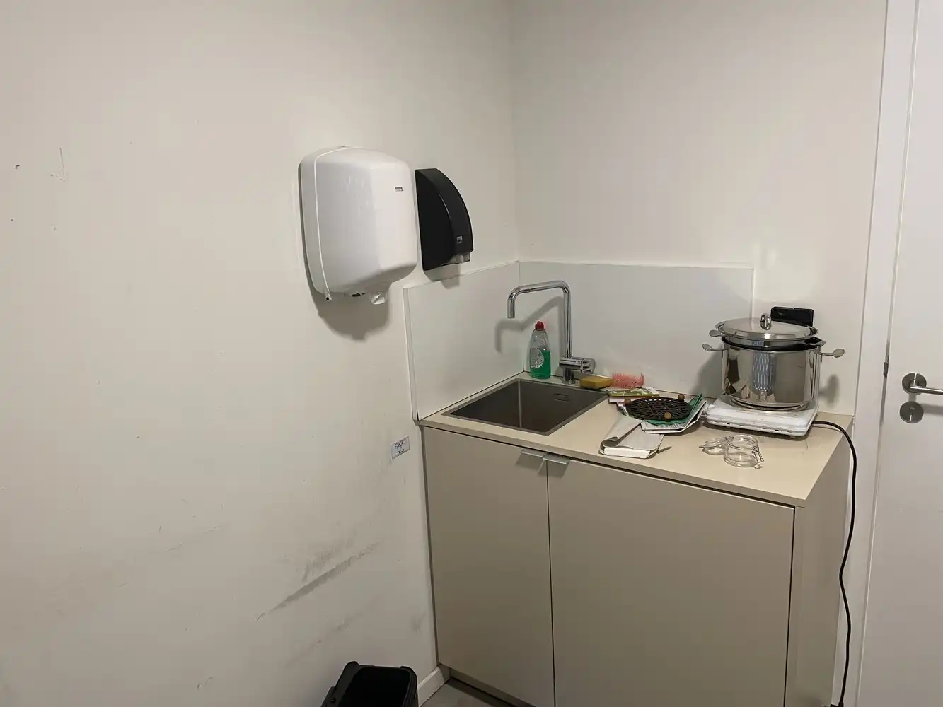 Handelsruimte of kantoorruimte te huur foto 16