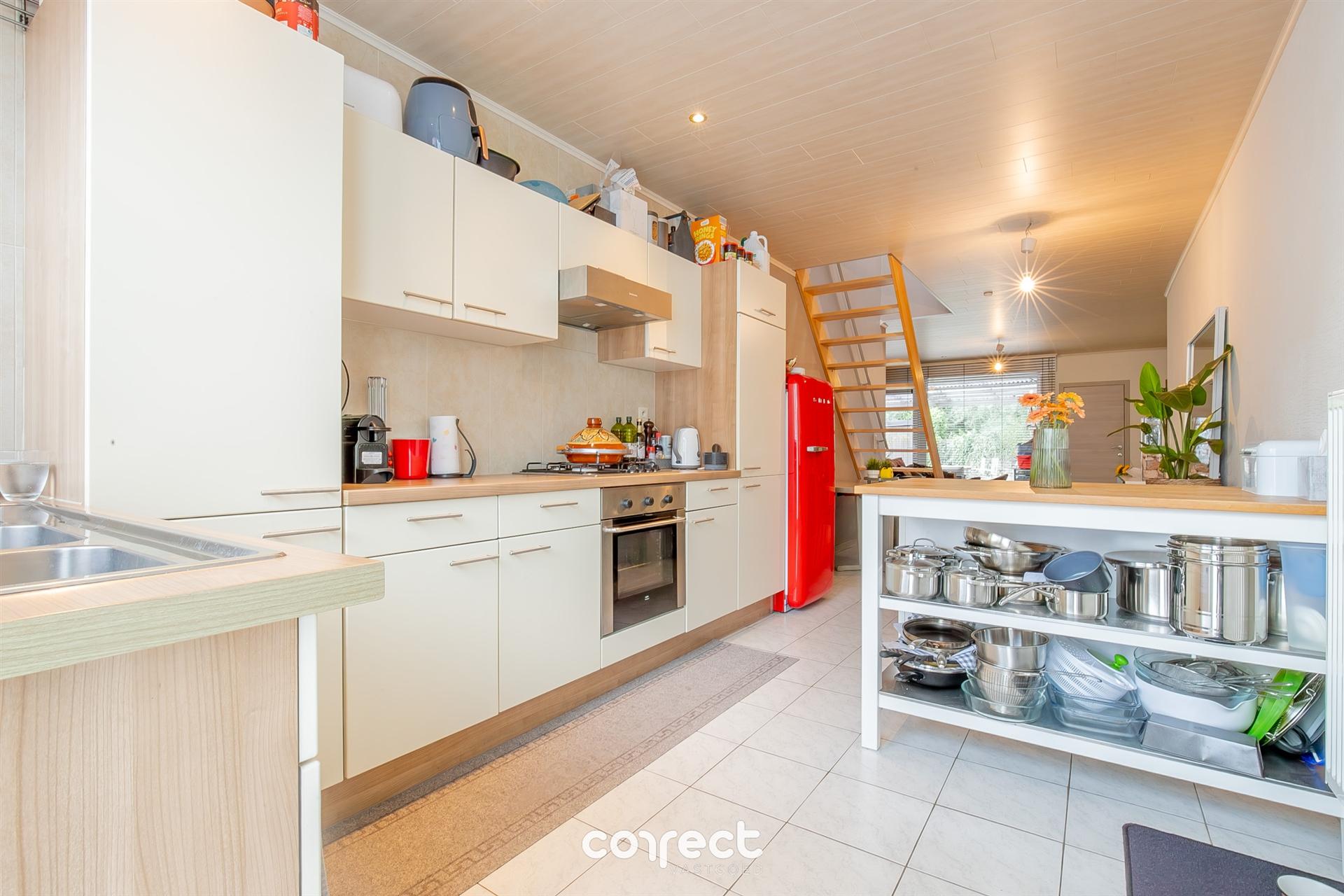 Instapklare woning met 2 slaapkamers, zonnige tuin en garage.  foto 4