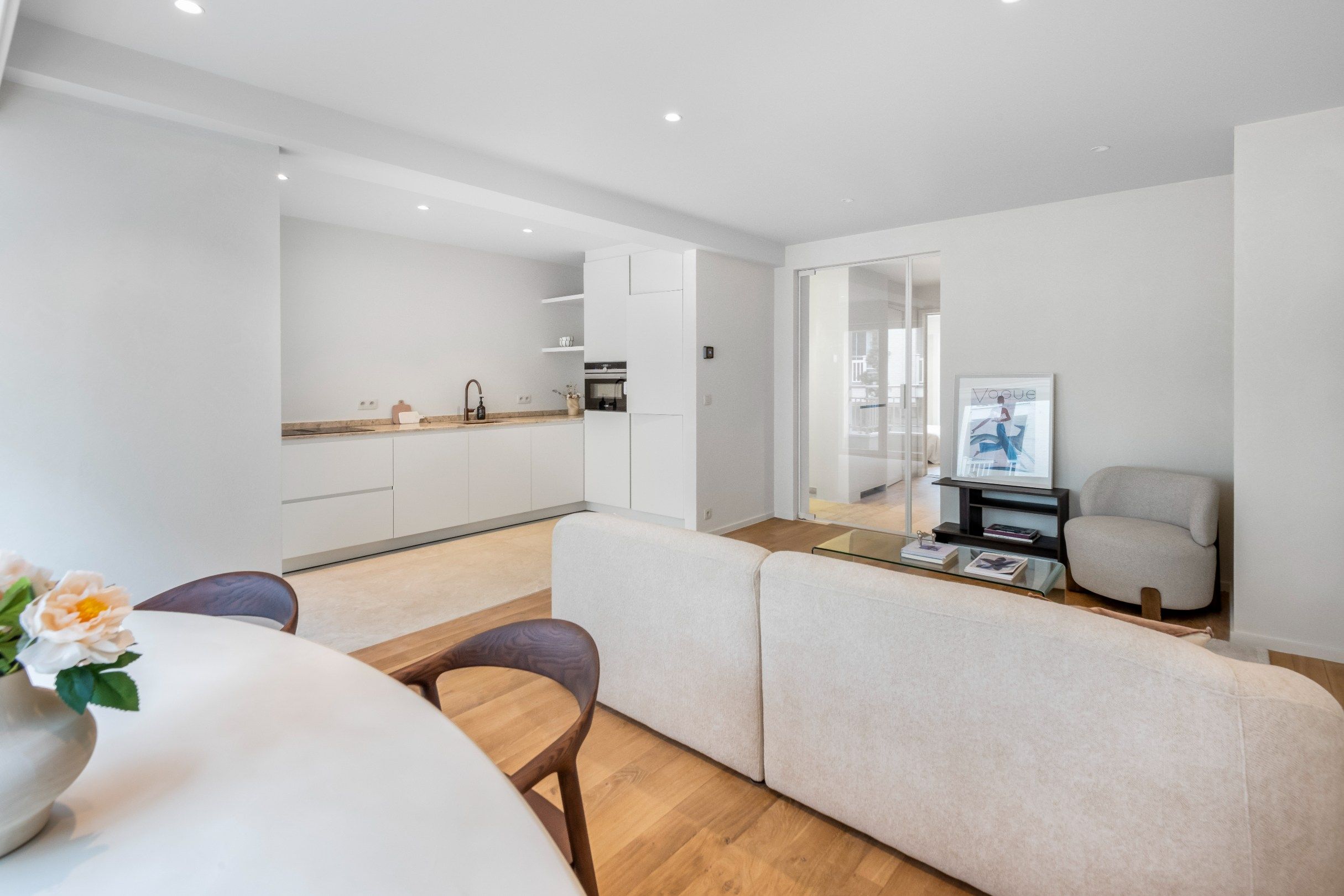 Prachtig gerenoveerd appartement rustig gelegen op de Zoutelaan vlakbij de winkels van de Dumortierlaan en de Lippenslaan. foto 4