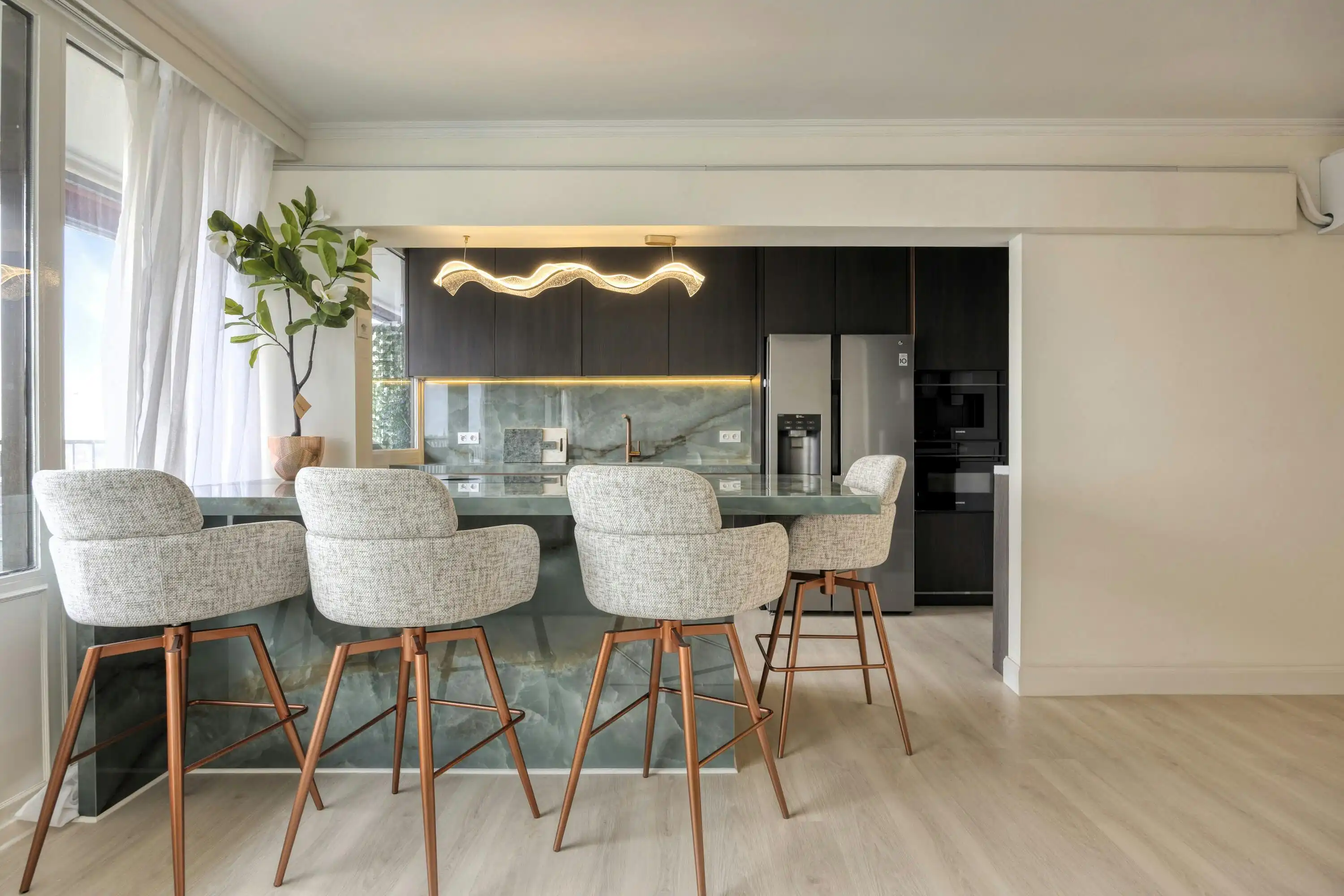 Mooi en lichtrijk appartement hoog boven Gent foto {{pictureIndex}}