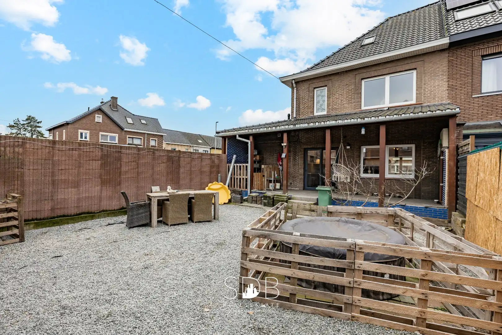 Instapklare half open bebouwing met gezinstuin foto 23