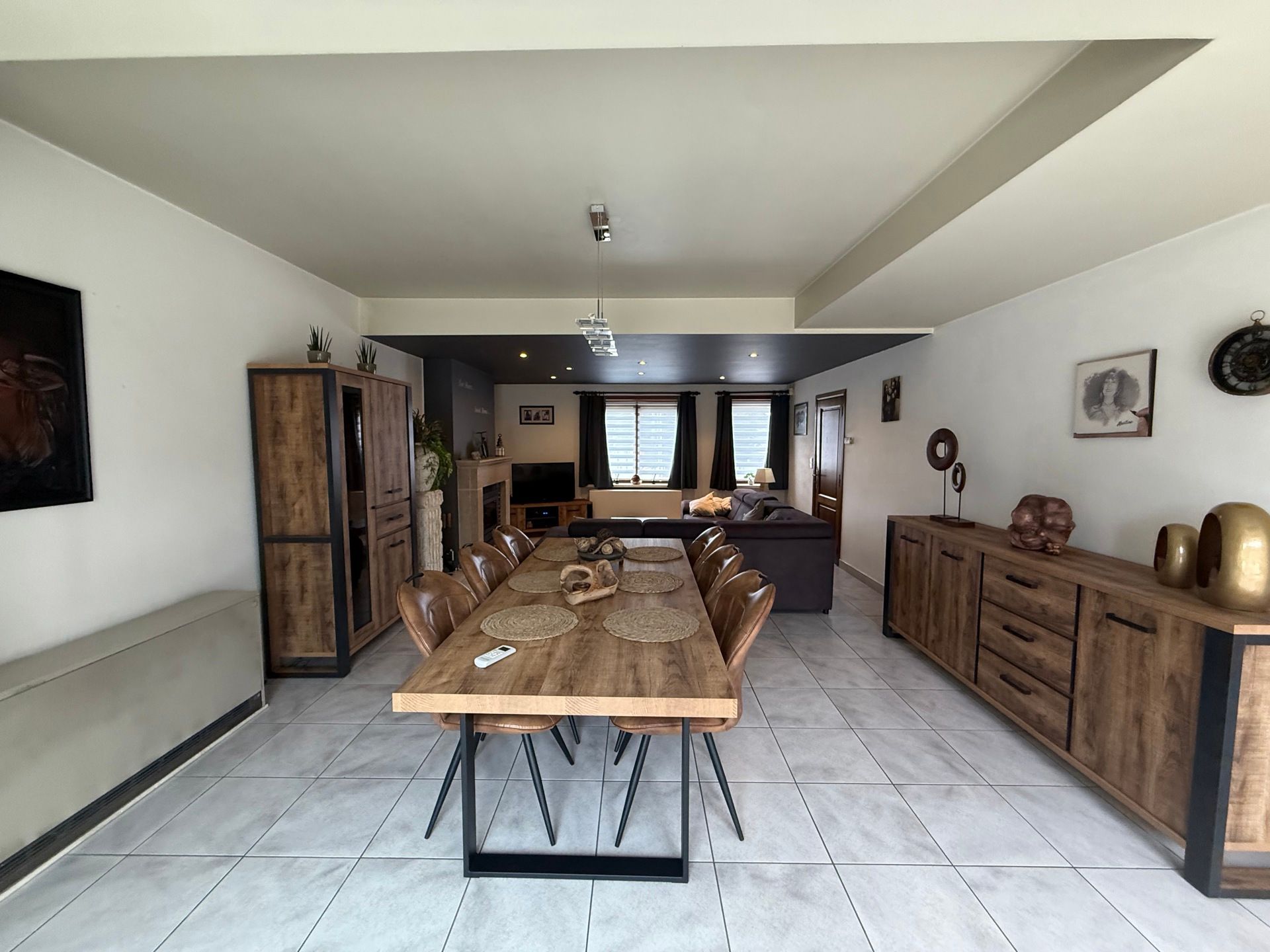BURST - Ruime woning met garage. foto 2