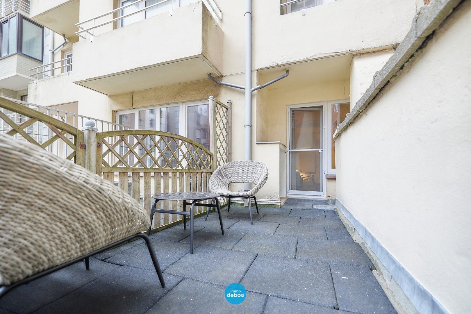 Ruime gerenoveerde studio met zonneterras op de zeedijk van Oostende foto 6