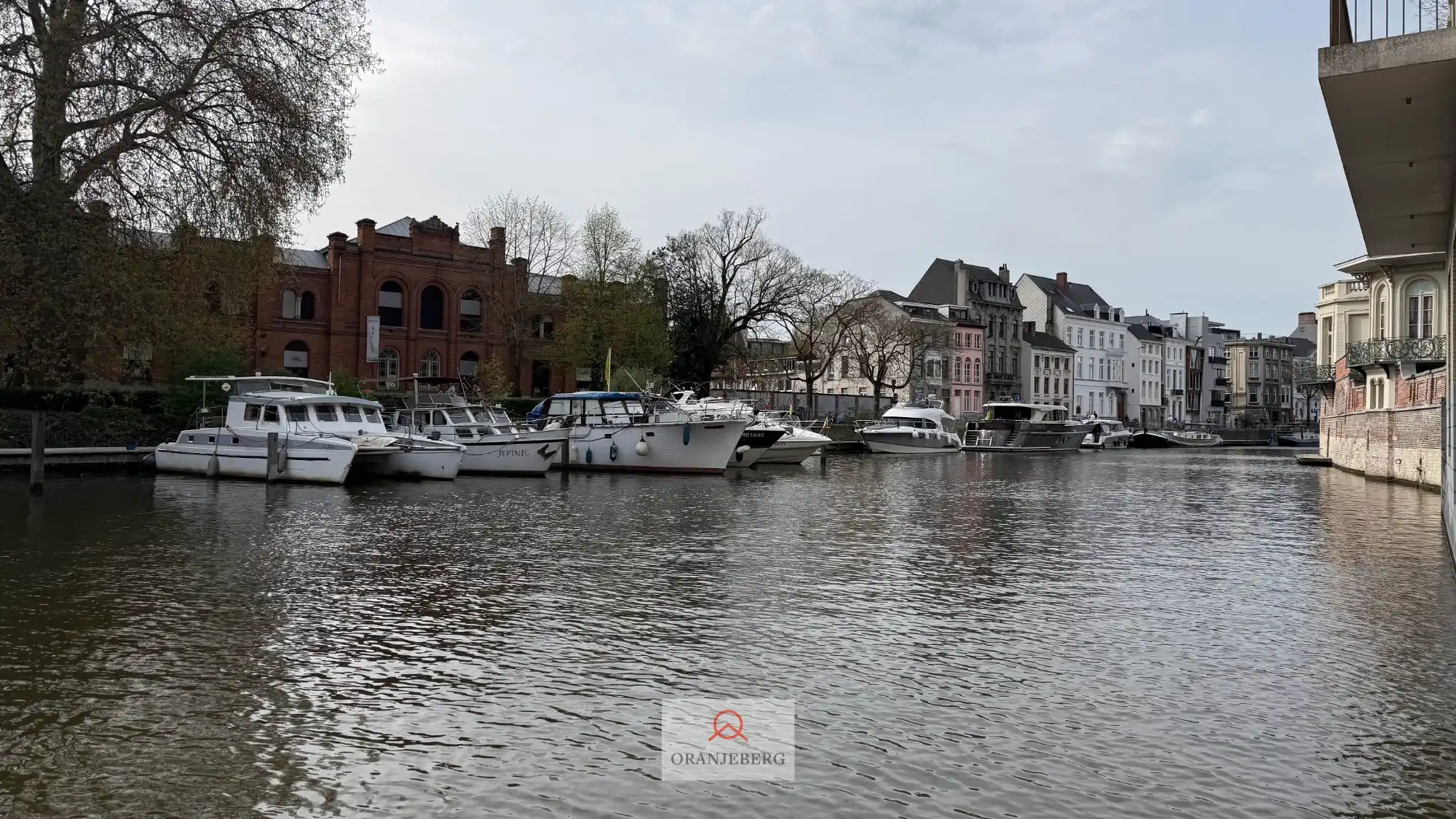 Studio op topligging aan het water Gent-centrum. foto {{pictureIndex}}