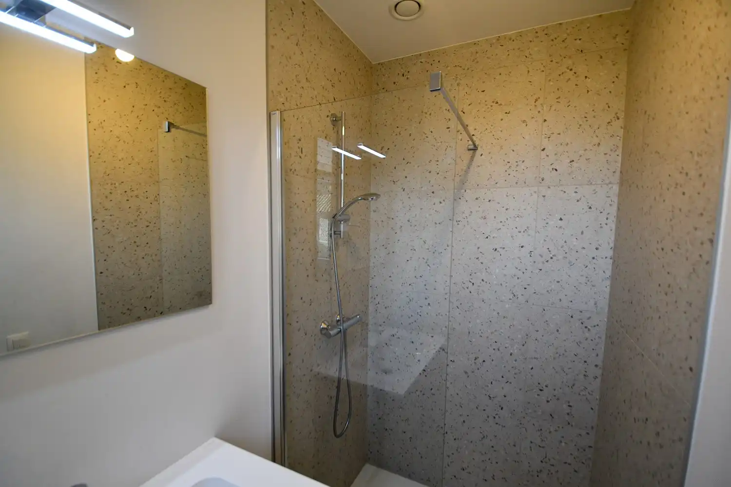 Volledig gerenoveerde dorpswoning met 3 slaapkamers foto 8