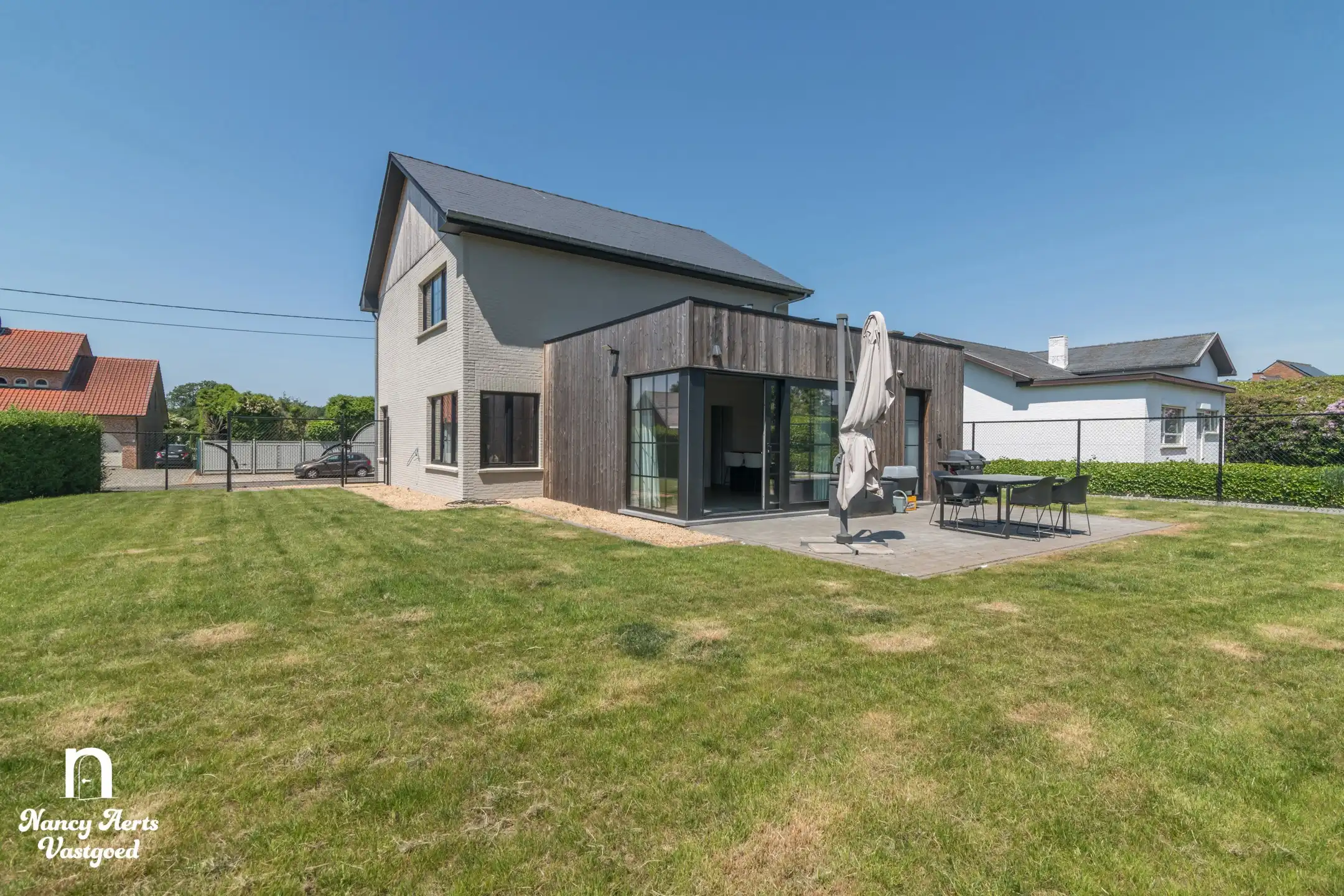 Lichtrijke en perfect afgewerkte woning op royaal perceel foto 4