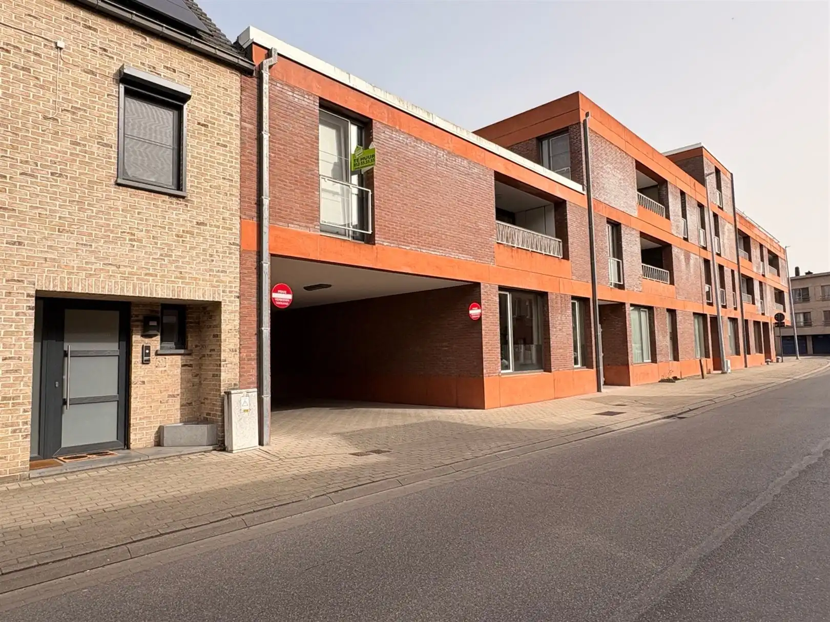 Prachtig Recent Appartement op Ideale Locatie in Sint-Gillis foto {{pictureIndex}}