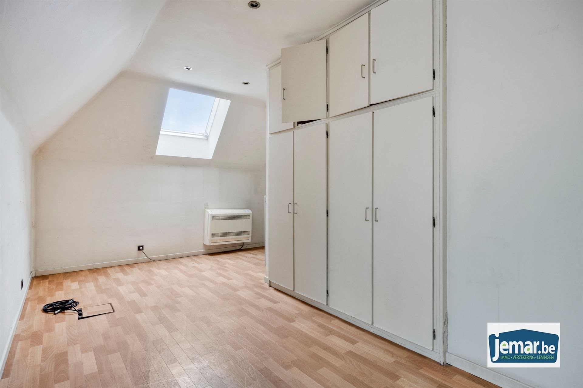 Villa met professionele opslagruimte, kelder en kantoorruimtes. foto 42