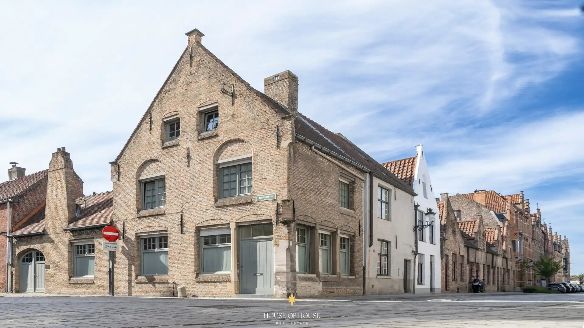 Charmante hoekwoning met praktijkruimte & dakterras in het hart van Brugge. foto {{pictureIndex}}