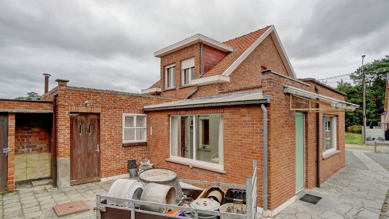 Perceel bouwgrond met af te breken gebouwen foto 5