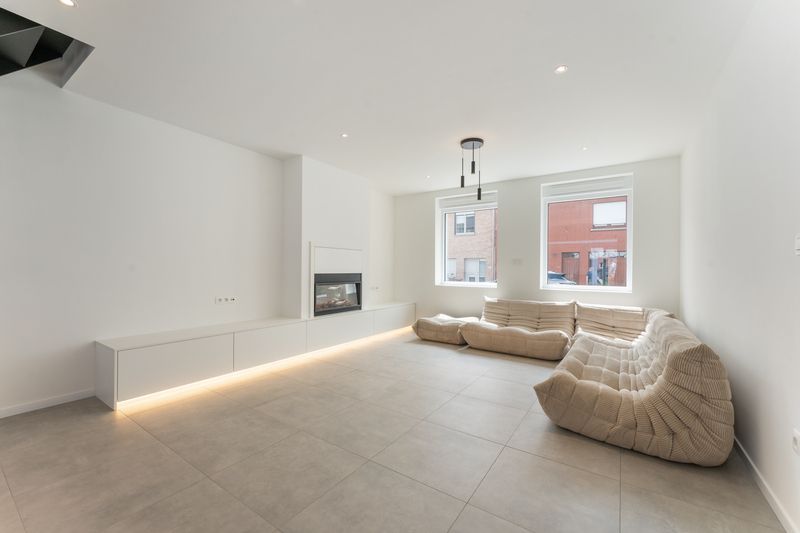 Rumbeke-'t Sterrebos. TWEEGEVEL-VILLA met hoogstaande afwerking, verfijnd interieur en ruime leefruimte. 3 slaapkamers en 2 badkamers. Exclusief mooi aanbod / uistekende ligging ! foto 3