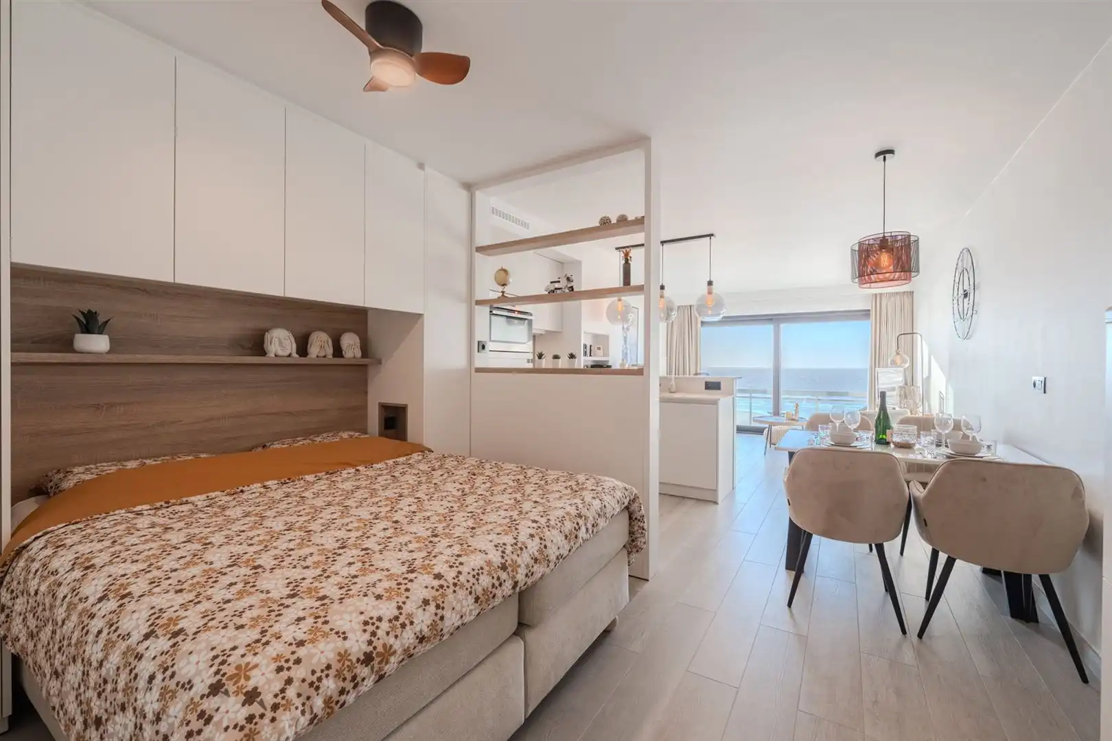 Moderne studio met frontaal zeezicht foto 10