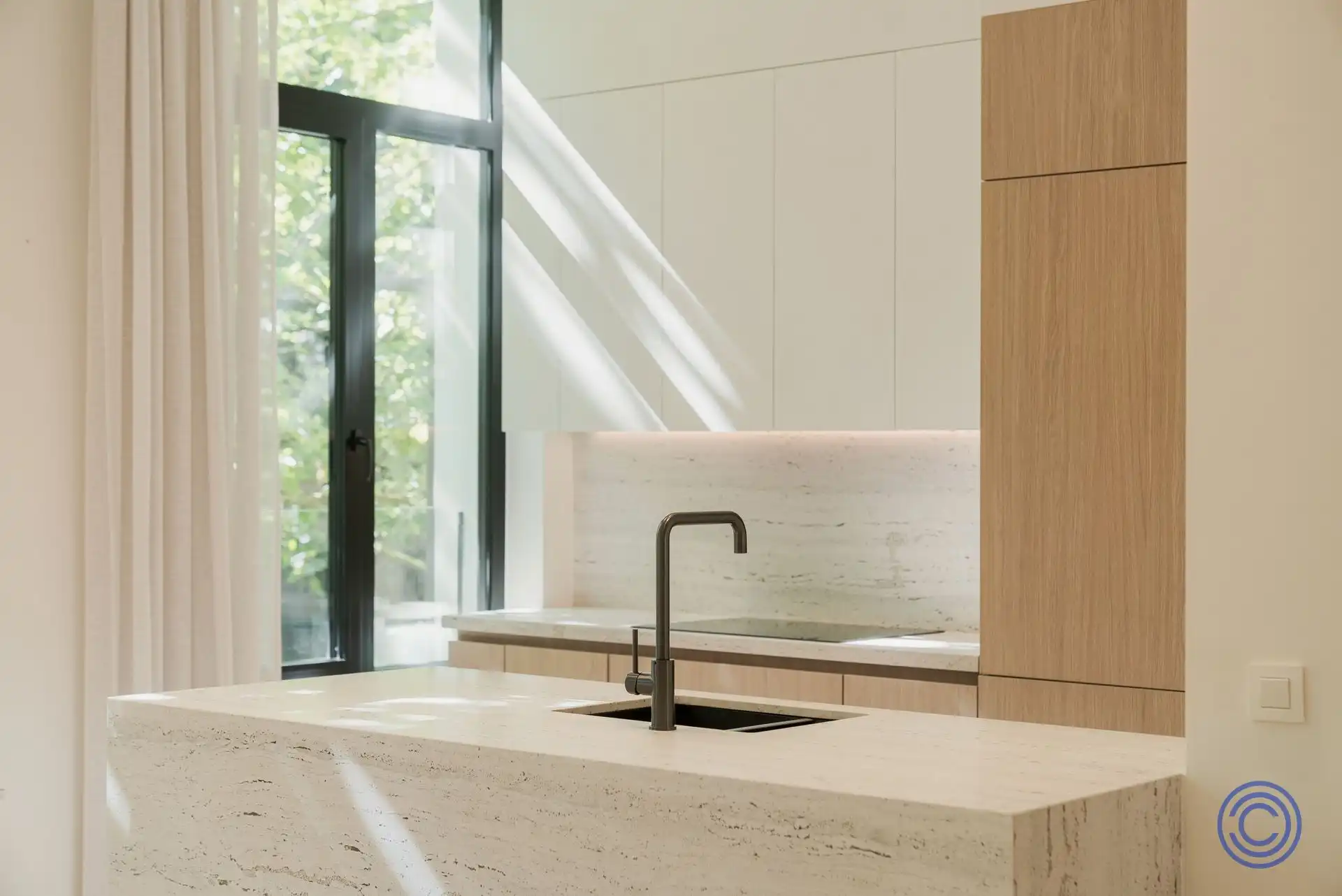 Stijlvol wonen nabij de Marnixplaats – luxueus gerenoveerd appartement met terras foto 2