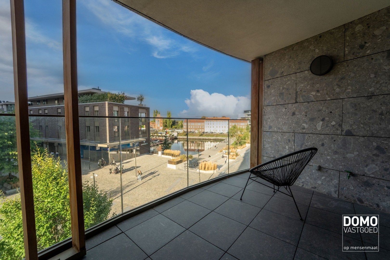 LUXE APPARTEMENT MET PRACHTIG TERRAS, 2 SLAAPKAMERS EN AUTOSTANDPLAATS TE KOOP IN HARTJE VAN HASSELT  foto {{pictureIndex}}